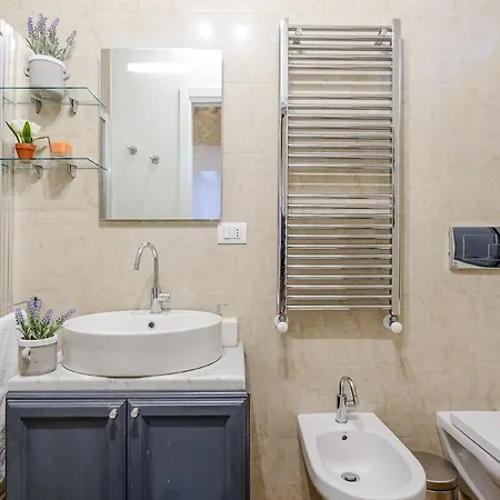 Casa Raffa, 2 Bedrooms 2 Bathrooms Romantic With Terrace And Parking In * Lucques