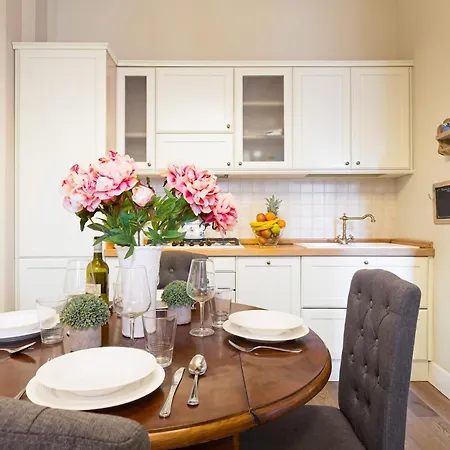 Casa Raffa, 2 Bedrooms 2 Bathrooms Romantic With Terrace And Parking In Apartment Lucca